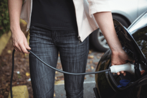 Elektrische auto opladen thuisbatterij