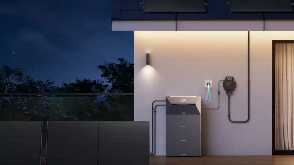 Balkon zonnepaneel installatie met thuisbatterij